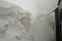 Schneemassen neben Brockenbahn - 5,92/33,7 KB