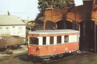 Gerätewagen 187 001 (ex. GHE 1) vor dem Lokschuppen im Bahnhof Gernrode