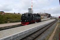 Lok 99 7239 vom Sonderzug aus Gernrode setzt im Bahnhof Brocken an das andere Ende des Wagenzuges um.