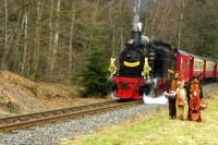 Osterhasen bei der Scheinanfahrt (Fotohalt)