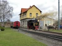 Lok 99 6101 (der „Pfiffi“) wartet auf die Rangiererlaubnis des Zugleiters