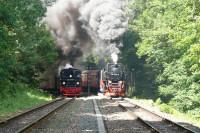 Parallelfahrt von Zug 8952 (nach Quedlinburg) mit Lok 99 5906 und Zug 8920 (zum Brocken) mit Lok 99 72 bei der Ausfahrt aus dem Bahnhof Eisfelder Talmühle am 09.07. 2011 (Sa.)