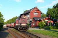 Zug 8956 mit Lok 199 872 (Ersatz für Triebwagen) steht am 11.07. 2011 (Mo.) abfahrbereit im Bahnhof Harzgerode.