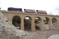 Gartenbahnzug auf dem „Landkreis-Viadukt“, für welches im Harz kein echtes Vorbild gibt