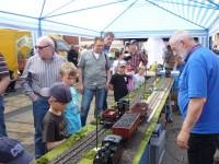 Besonders die jüngeren Besucher schauen gespannt den Rangierarbeiten auf der Gartenbahnanlage des FKS zu.