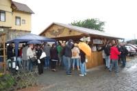 Frühstücksbüffet unter dem Carport aufgrund des Regens (5)