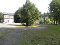 Blick vom Bahnhof Mägdesprung auf den Obelisken