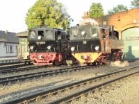 Lok Nr. 105 (Museumsbahn Blony – Champy / Schweiz) und Lok 99 5906 der HSB Am Abend beim Restaurieren (Ausschlacken, Wassernehmen, Abölen, Putzen, …) vor dem Gernröder Lokschuppen (11.08.2012)