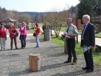 der Leiter des Waldhofs Silberhütte, Wulfram Presch bei seiner Rede zur Saisoneröffnung 2013; rechts der Harzgeröder Oberbürgermeister Jürgen Bentzius