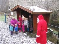 Der Nikolaus lädt am Hp Straßberg-Glasebach die Kinder und Erzieherinnen des Patenkindergartens zur Fahrt mit dem Triebwagen ein.