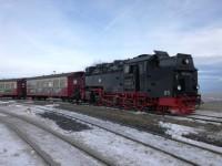 Lok 99 7240 mit Sonderzug nach Gernrode im Bahnhof Brocken (1)