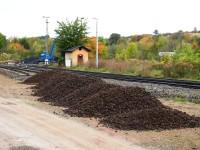 Schotter vor dem Verteilen im Bahnhof Gernrode