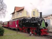 Nikolaus-Sonderzug mit Lok 99 5906 vor dem Vereinsheim des FKS im Bf Gernrode