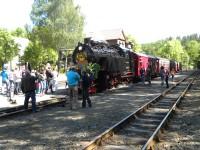 Sonderzug mit Lok 99 6001 beim Wassernehmen im Bahnhof Alexisbad