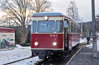 Triebwagen 187 011 (Charterfahrt Quedlinburg – Wernigerode) bei der Zugkreuzung mit dem Sonderzug Brocken – Gernrode im Bf Benneckenstein