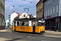 Tw 40 (Gotha 1959) der Verkehrsbetriebe Nordhausen GmbH kommt auf den Bahnhofsplatz an.