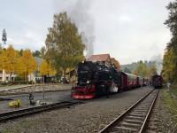 Im Bf Alexisbad kreuzt der Sonderzug des FKS zum Brocken mit dem Lok 99 6001 und ihrem Planzug 8960. (1)