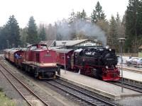 Im Bahnhof Schierke wird der Sonderzug vom Regelzug 8920 mit Lok 99 7235 überholt.