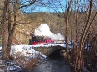 Zug N 89663 mit Lok 99 7240 an der „Klostermühle“ in Alexisbad am 01.02.2015