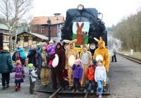 Osterhasen und Kinder vor der Lok des Sonderzuges während des Wassernehmens im Bf Alexisbad (1)