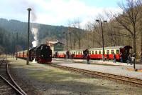 Sonderzug Nordhausen Nord – Hasselfelde mit Lok 99 7243 und Sonderzug Wernigerode – Hasselfelde im Bf Eisfelder Talmühle (18.04.2015)