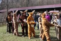 Mannschaft der Osterhasen vor dem Tauziehen gegen die Mannschaft der Kinder