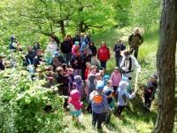 Die Wandergruppe begegnet Rumpelstilzchen (rechts).