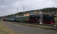 Hilfszug mit Lok 199 861 und der defekten Lok 99 7245 im Bahnhof Benneckenstein (3)