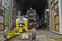 Im Bf Hasselfelde stand der von der IG HSB, Arbeitsgruppe „Lokbahnhof Hasselfelde“ betreute Lokschuppen zur Besichtigung offen. Vor Lok 99 7244 steht ein Gleiskraftrad Typ II („Schienenmoped“).