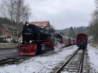 Lok 99 7239 mit Sonderzug beim Wassernehmen im Bahnhof Alexisbad