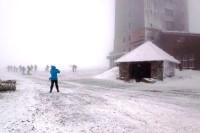 Brockengipfel bei Sturm und Schneeregen