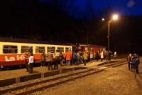 Beim Aufenthalt im Bf Eisfelder Talmühle holen sich die Fahrgäste am zur Küche umfunktionierten Gepäckwagen Speisen für das Abendessen.