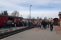 Die Fahrgäste steigen in Gernrode in den Sonderzug.