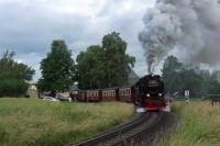 Lok 99 7237 verlässt mit dem planmäßigen Personenzug 8961 den Bahnhof Gern­rode.