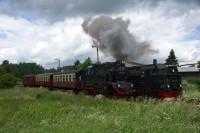 Doppel­ausfahrt des Sonder­zugs des FKS (Lok 99 6001) und des Planzugs 8952 (Lok 99 7239) im Bahnhof Stiege