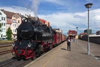 Der Sonder­zug des FKS mit Lok 99 6001 steht im Bf Nord­hausen Nord zur Rück­fahrt bereit.