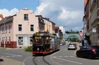 Ankunft des Trieb­wagens 59 (Gotha) der Verkehrsbetriebe Nord­hausen GmbH am Bahnhofsplatz