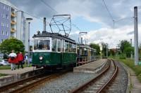 Tw 23 (Wismar 1934) und der Tw 59 (Gotha 1961) der Verkehrsbetriebe Nord­hausen GmbH in der Endhaltestelle Krankenhaus