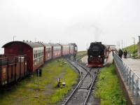 Sonderzug des FKS und Regelzug der HSB mit Lok 99 7247 im Bahnhof Brocken