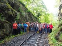 dicht gedrängte Schar der Fotografen bei der Scheinanfahrt am Felsdurchbruch zwischen Drahtzug und Alexisbad (2)