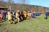 Das große Osterhasentauziehen zwischen den Osterhasen und den Kindern. (5)