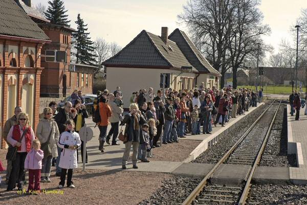 Menschenmassen auf Bahnsteig des Bf Gernrode